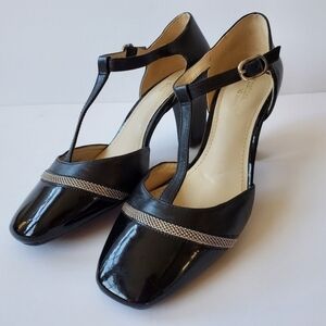 New Naturalizer T-strap Dance Wide Shoes